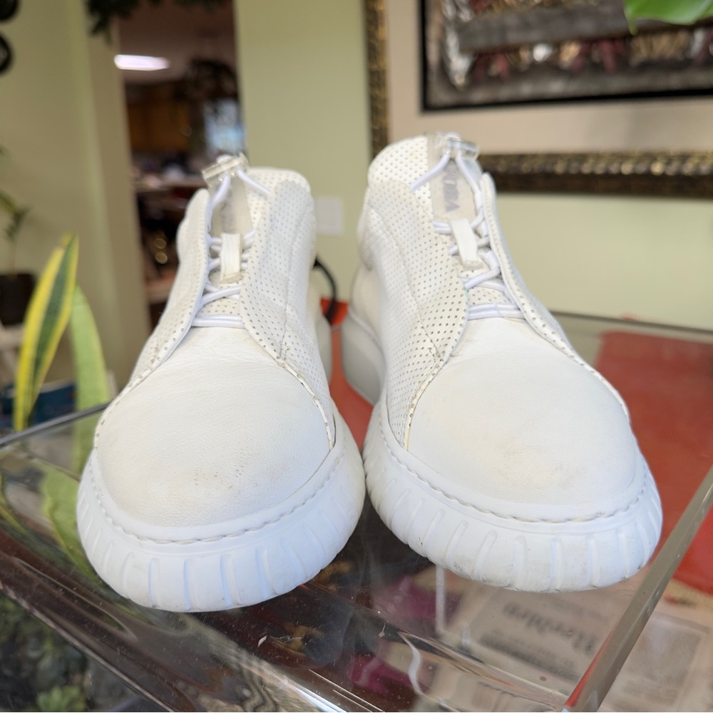 Andia Fora Sneakers. Leather. Made in Italy. Preloved, Size 39/US8, womens.